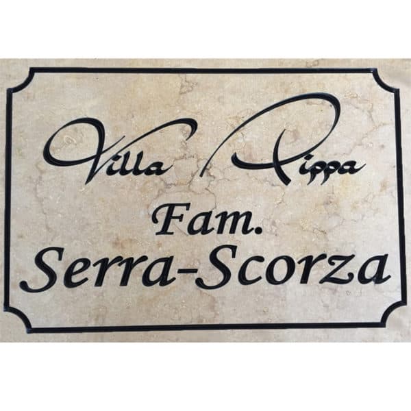 Targhetta-incisa-su-pietra-Villa-Pippa-Fam-Serra-Scorza